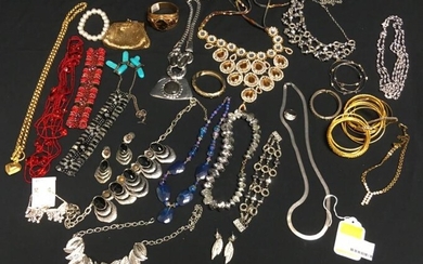 TRAY LOT ASSORTED LADIES COSTUME JEWELRY