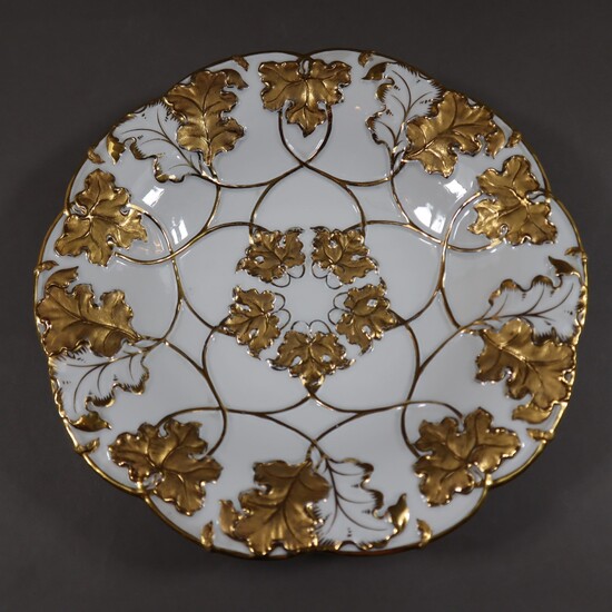 Une assiette d'apparat - Meissen, période Pfeiffer, porcelaine, forme moulée, relief de vrilles de feuilles...