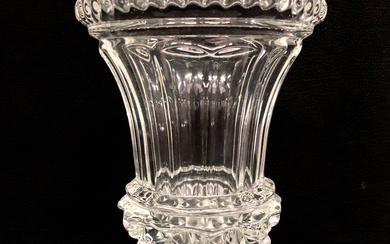 VANNES, Vase "Médicis" en cristal taillé, ref : B3, ht : 27 cm