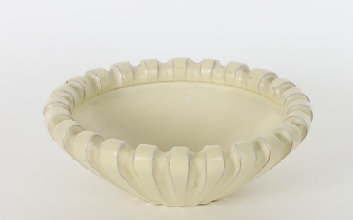 VICKE LINDSTRAND. 1904-1983. A bowl, no 264, Upsala-Ekeby, second half of the 20th century.