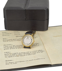 Vacheron Constantin. A fine and attractive 18K gold automatic jump hour wristwatch with certificate and box, SIGNED VACHERON CONSTANTIN, GENÈVE, AUTOMATIC, SALTARELLO MODEL, REF. 43040, MOVEMENT NO. 797'987, CASE NO. 662'199, MANUFACTURED IN 1995
