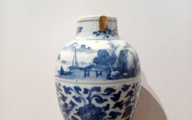 Vase en porcelaine bleu blanc Chine, fin du XVIIIe siècle À décor d'un bandeau de...