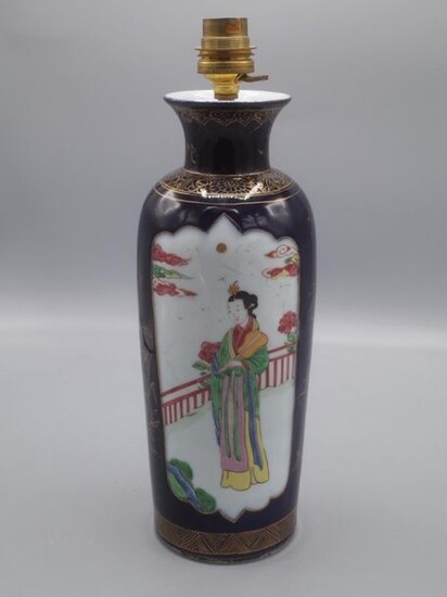 Vase en porcelaine de Chine polychrome à... - Lot 168 - L'Huillier & Associés