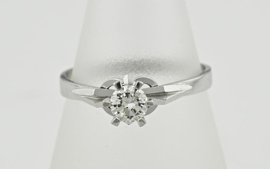 White gold solitaire ring with diamond