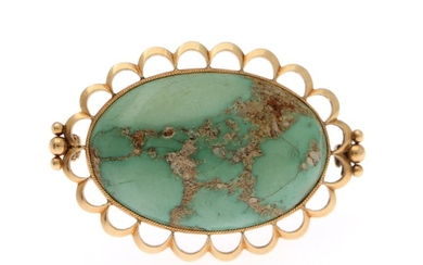 A turquise brooch set with a cabochon turquise, mounted in 18k gold. L. 5 cm.
