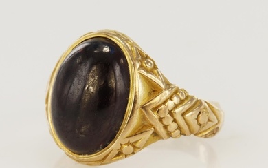15ct yellow gold antique garnet ring, oval cabochon garnet m...