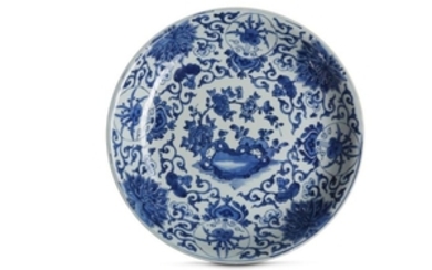 A LARGE CHINESE BLUE AND WHITE 'FLOWERS' DISH.