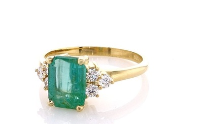1.78 Tcw Emerald & Diamonds ring Ring - Yellow gold 1.55ct. Emerald - Diamond