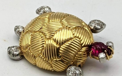 18K YG Gold VAN CLEEF ARPELS Turtle Brooch. Ruby and Di
