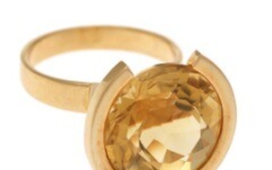 1927/1169 - A. Dragsted: A citrine ring set with a circular-cut citrine, mounted in 14k gold. Size 52. Total height app. 11 cm.