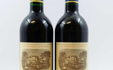 2 bouteilles CARRUADES DE LAFITE 1997 Pauillac (étiquettes fanées)
