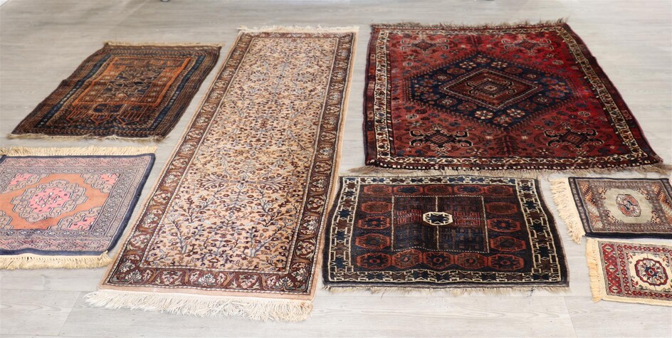 (-), 2 dozen tapijten w.o. loper en Shiraz...