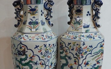 269- Importante paire de vases en porcelaine Extrême-Orient à décor de dragons, fleurs et canards...