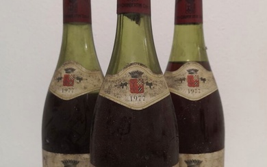 3 Bouteilles GEVREY CHAMBERTIN - ARMAND ROUSSEAU 1977 Étiquettes tachées. 1 à 3,9cm et 2...
