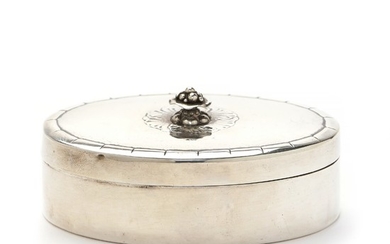 Georg Jensen: Oval sterling silver bonbonniere with hammered surface and finial in the shape of berries and leaves. L. 9 cm.
