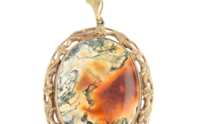 A 9ct gold moss agate pendant.