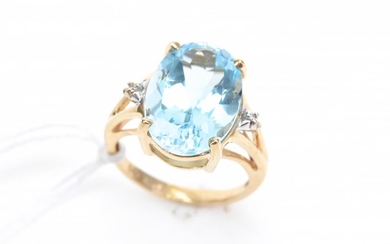 A BLUE TOPAZ RING IN 14CT GOLD, SIZE H