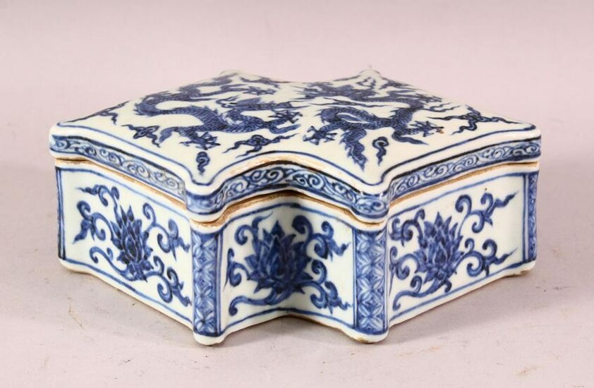 A CHINESE MING STYLE BLUE & WHITE PORCELAIN LIDDED