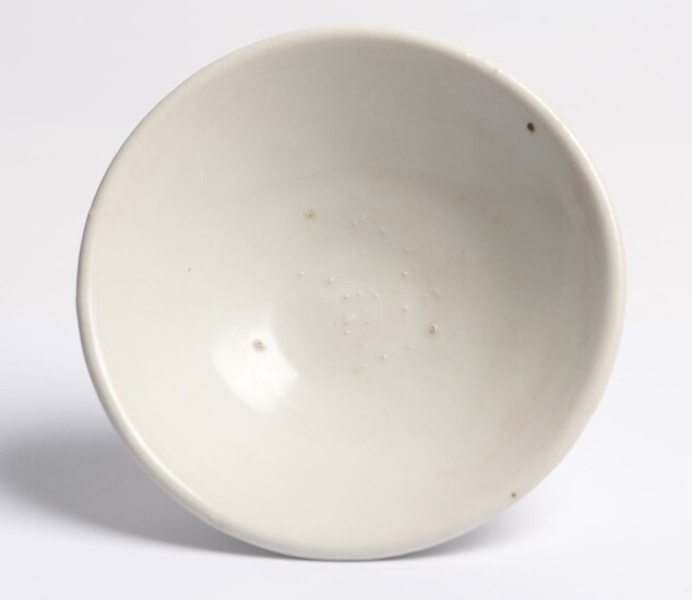 A CHINESE XINGYAO WHITE-WARE BOWL FIVE DYNASTIES (907-960)