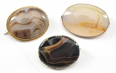 A COLLECTION OF THREE AGATE BROOCHES, SOME WITH GOLD FRAMES, LENGTH OF THE LONGER ONE 37MM