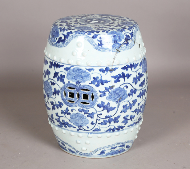 A Chinese blue and white export porcelain garden seat, Qing dynasty, probably 18th century, of barre