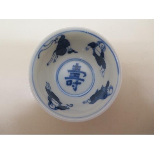 A Chinese blue and white figural decorated cup, 4cm tall x 6...