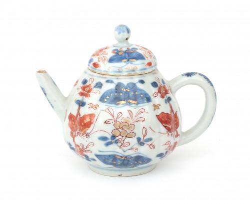 A Chinese porcelain Imari tea pot with flower decoration, 18th century.