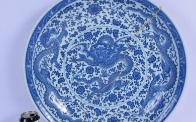 A FINE LARGE 18TH CENTURY CHINESE BLUE AND WHITE