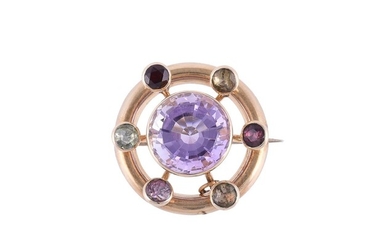 A LATE VICTORIAN HARDSTONE HOOPED BROOCH, CIRCA 1900