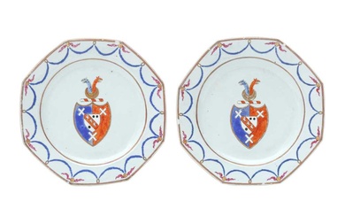 A PAIR OF CHINESE EXPORT ARMORIAL OCTAGONAL DISHES 清十九世紀 外銷粉彩繪徽章紋八角盤一對