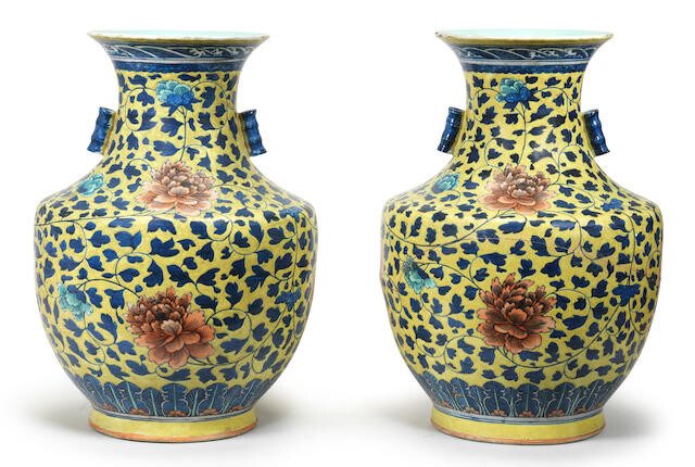 A PAIR OF LARGE YELLOW-GROUND IRON-RED AND GREEN-ENAMELLED BLUE AND WHITE VASES, HU