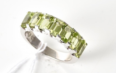 A PERIDOT DRESS RING IN 9CT WHITE GOLD, SIZE P, 5.6GMS