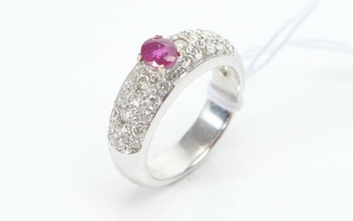 A RUBY AND PAVÉ DIAMOND RING IN 18CT WHITE GOLD, SIZE L-M, 6.9GMS