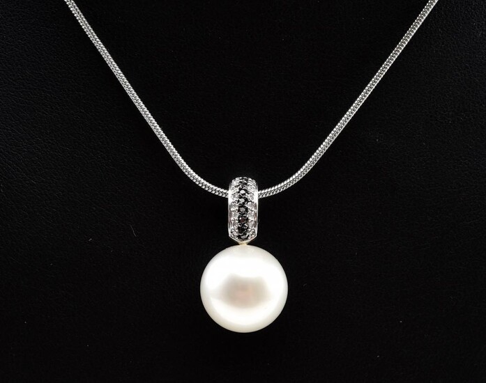 A SOUTH SEA PEARL (12.9MM) AND BLACK AND WHITE DIAMOND PENDANT TO A CHAIN IN 9CT GOLD