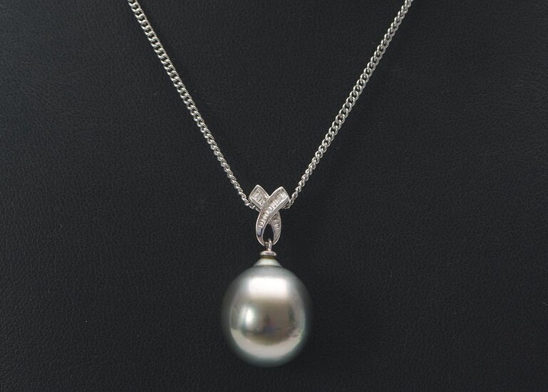 A TAHITIAN PEARL AND DIAMOND PENDANT IN 18CT WHITE GOLD, THE DROP SHAPED PEARL MEASURING 14.5x16.5MM, TOTAL LENGTH 25MM