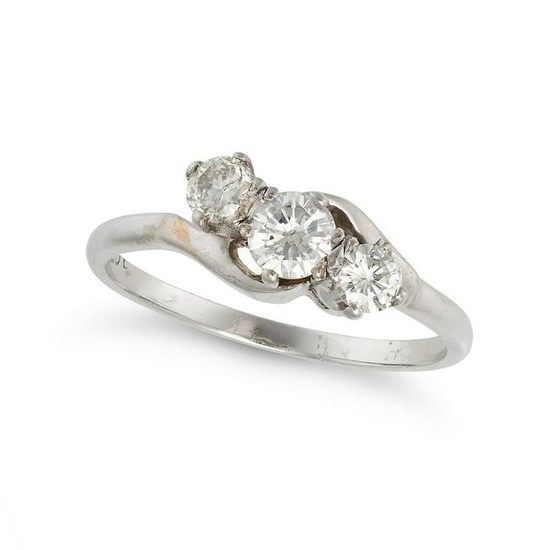 A THREE STONE DIAMOND RING in white gold, set with three round brilliant cut diamonds, the diamonds