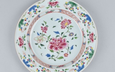 A VERY FINE CHINESE FAMILLE ROSE PLATE DECORATED WITH PEONIES - Porcelain - China - Yongzheng (1723-1735)
