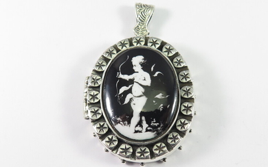 A VICTORIAN STYLE SILVER LOCKET