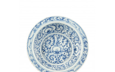 A blue and white porcelain bowl, decorated with flower ramages China, early 19th century (d. 29.3 cm.)