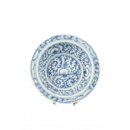 A blue and white porcelain bowl, decorated with flower ramages China, early 19th century (d. 29.3 cm.)
