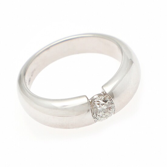 A diamond solitaire ring set with a diamond weighing app. 0.50 ct., mounted in 18k white gold. River/P. Size 54.
