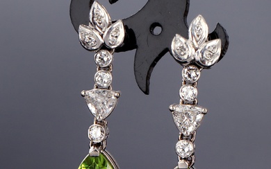 A pair of earrings in 18 kt. white gold with peridots and diamonds (2)