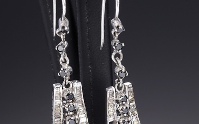 A pair of earrings of 8 kt. white gold adorned with black and white diamonds, total approx. 1.55 ct. (2)