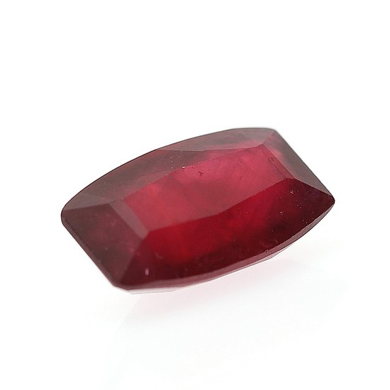 A unmounted fancy-cut ruby, 5.10 ct. Measures 7,58×12,47×5,30 mm.