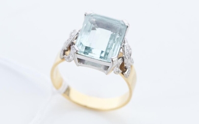AN AQUAMARINE AND DIAMOND COCKTAIL RING, THE AQUAMARINE ESTIMATED 6.25CTS, IN TWO TONE 18CT GOLD, SIZE S, 8GMS