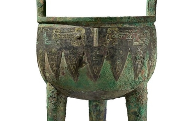 AN ARCHAIC BRONZE RITUAL FOOD VESSEL (DING), LATE SHANG DYNASTY
