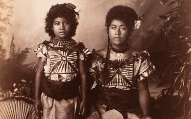 Alfred Burton (1833-1835 ?-1914). Femme et jeune fille des îles Samoa vêtues de robes traditionnelles...