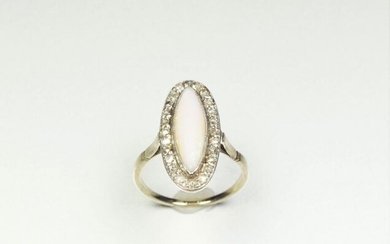 Antique 18K (750/oo) white gold ring centered on a shuttle-shaped...