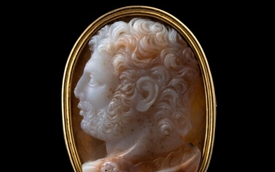 *BAGUE en or sertie d'un large camée sur agate, figurant le buste de l'empereur Caracalla,...