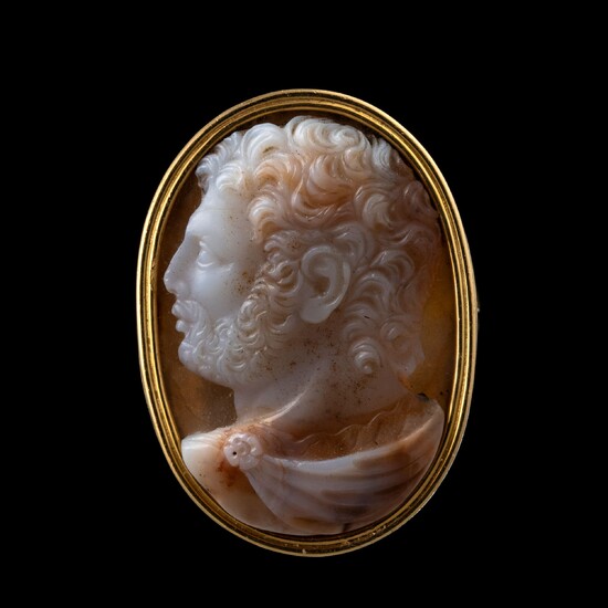 *BAGUE en or sertie d'un large camée sur agate, figurant le buste de l'empereur Caracalla,...